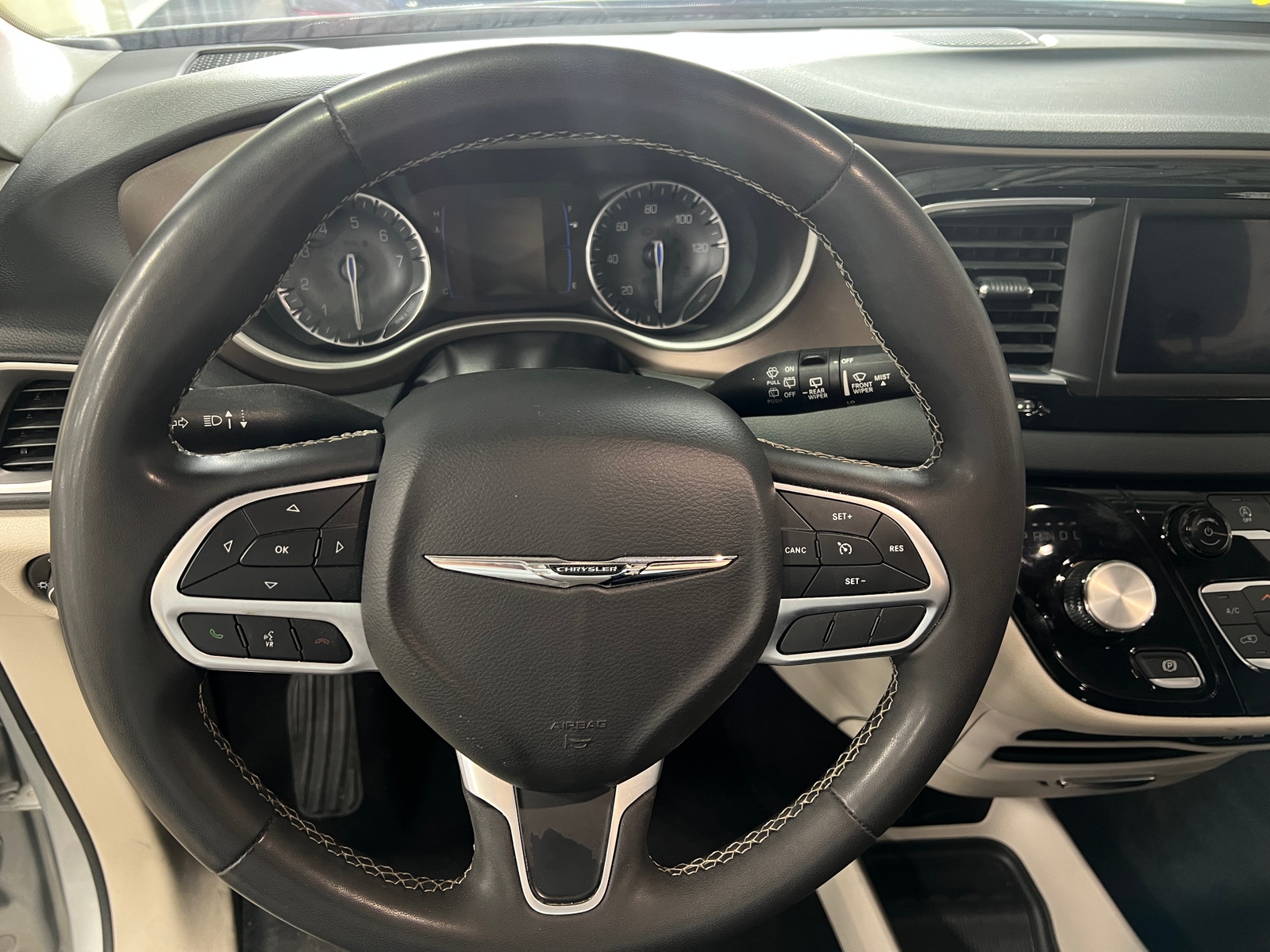 Thumbnail: 2023 Chrysler Voyager - 5