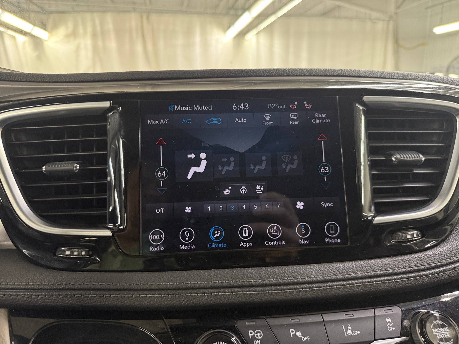 Thumbnail: 2018 Chrysler Pacifica - 3