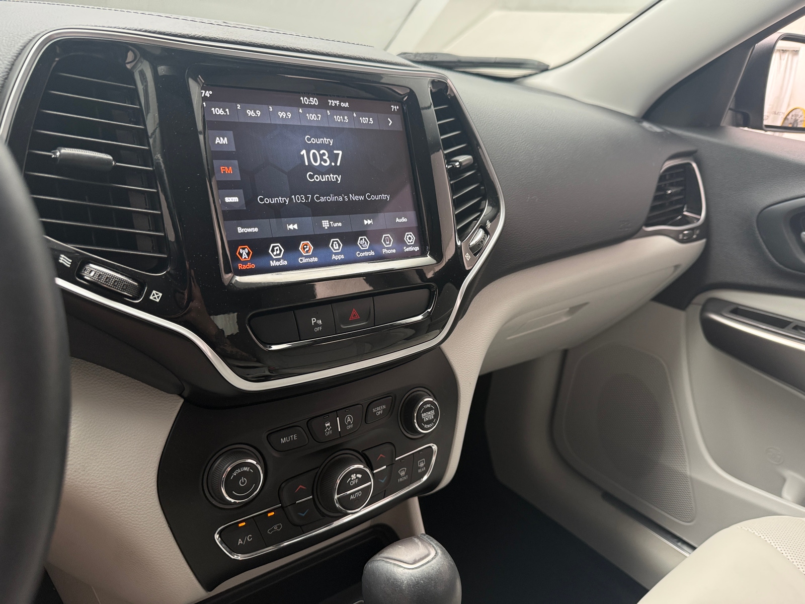 Thumbnail: 2019 Jeep Cherokee - 3