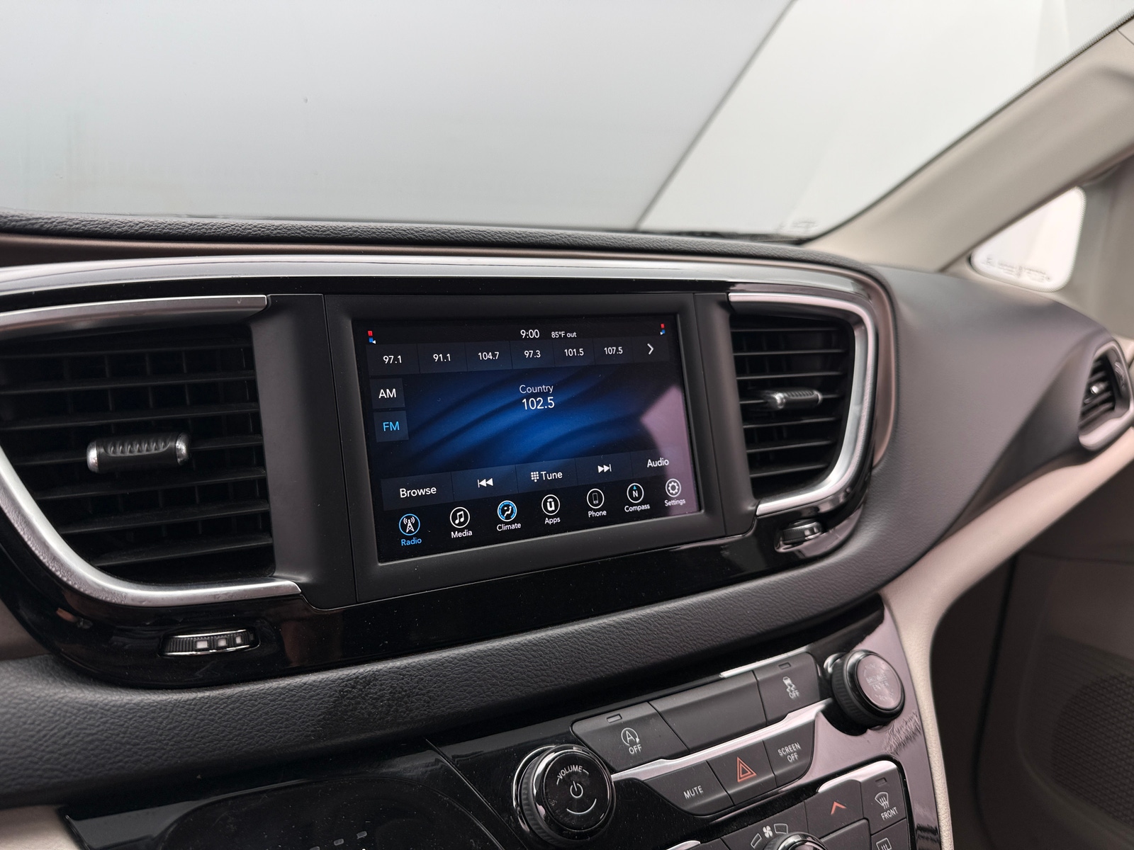 Thumbnail: 2021 Chrysler Voyager - 4