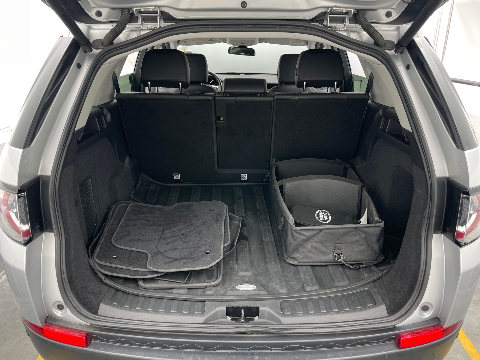 Thumbnail: 2019 Land Rover Discovery Sport - 6
