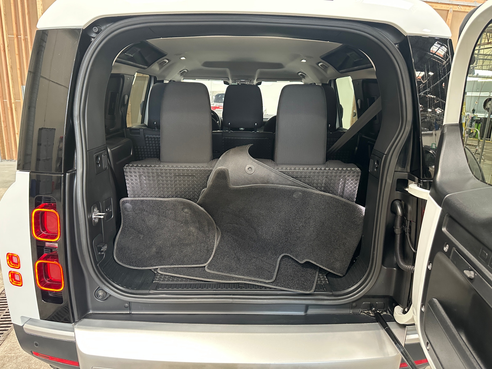 Thumbnail: 2020 Land Rover Defender - 7