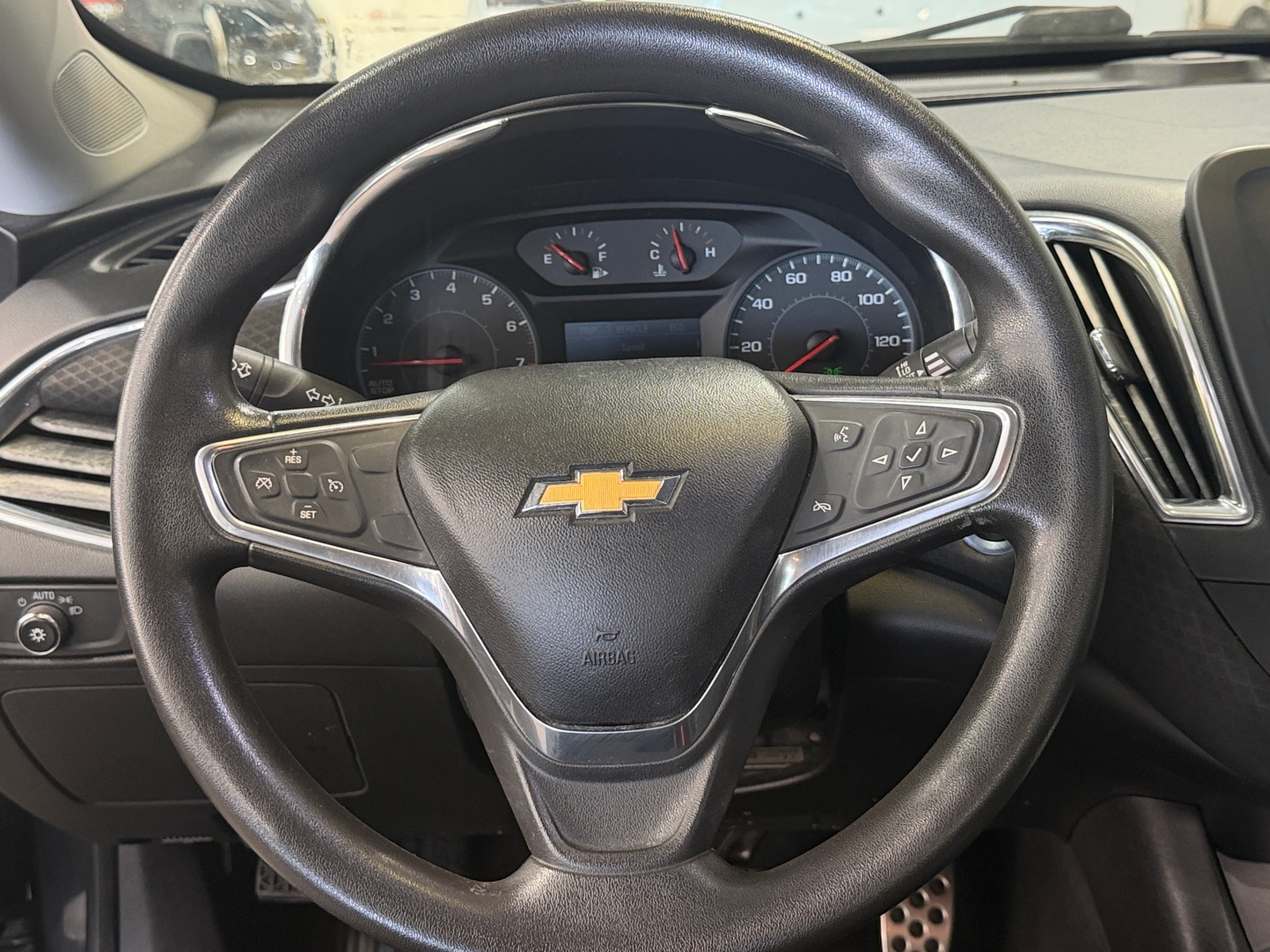 Thumbnail: 2017 Chevrolet Malibu - 5