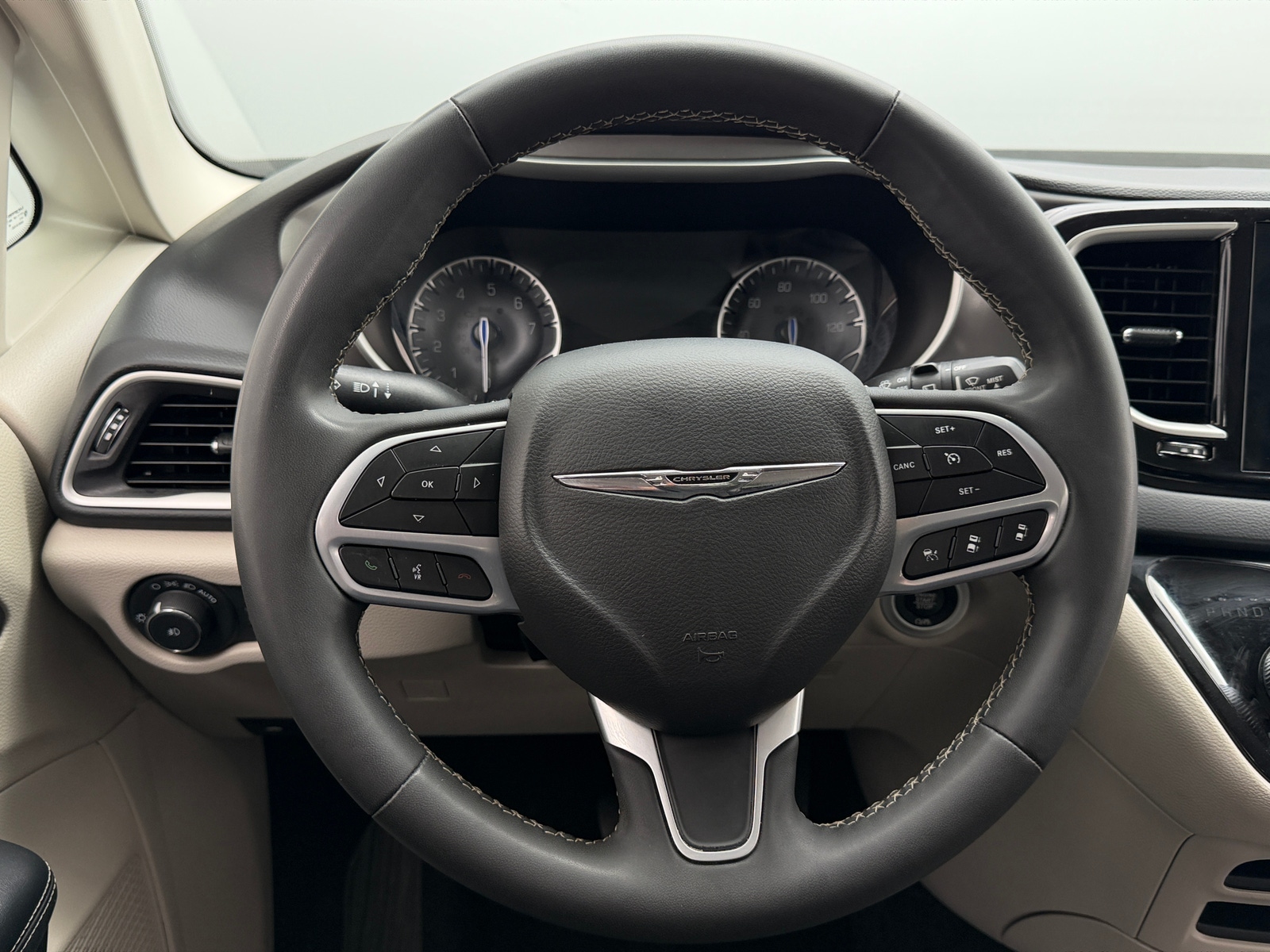 Thumbnail: 2023 Chrysler Pacifica - 4
