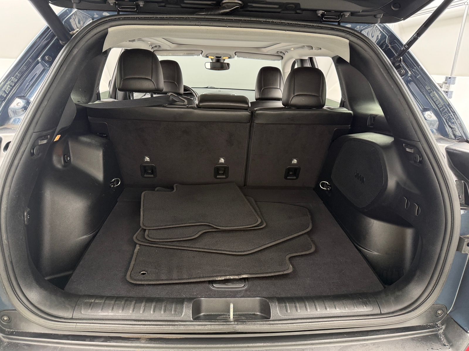 Thumbnail: 2019 Jeep Cherokee - 6