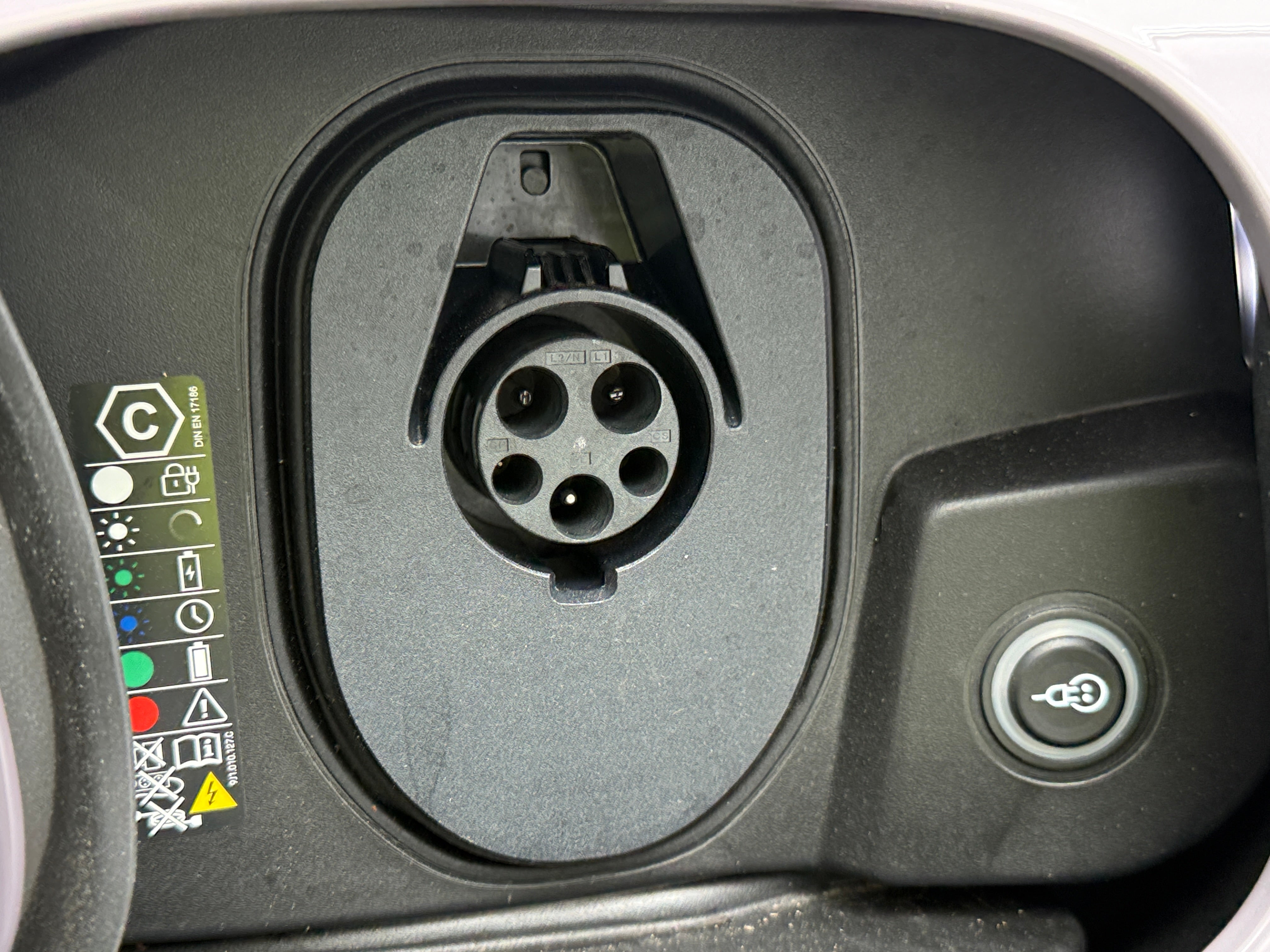 Used 2025 Porsche Macan S with VIN WP1AB2XA9SL153594 for sale in Auburn, WA