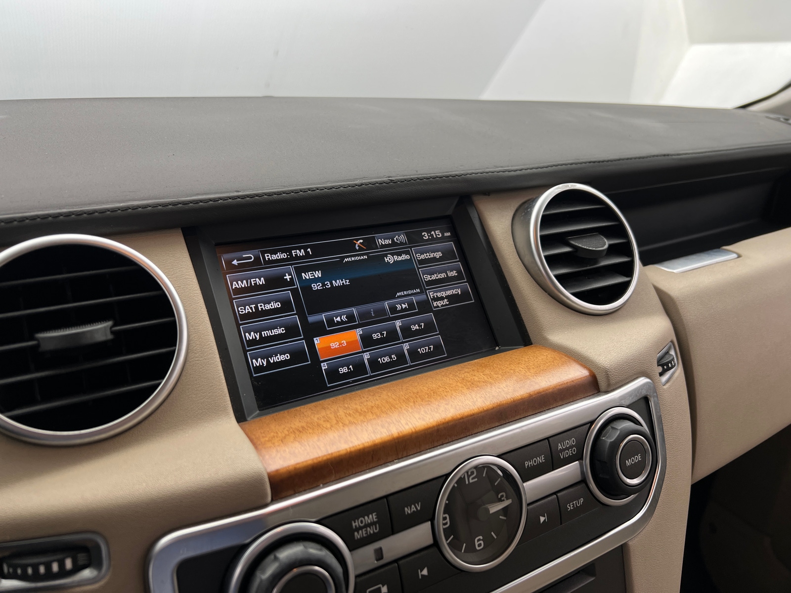 Thumbnail: 2016 Land Rover LR4 - 3