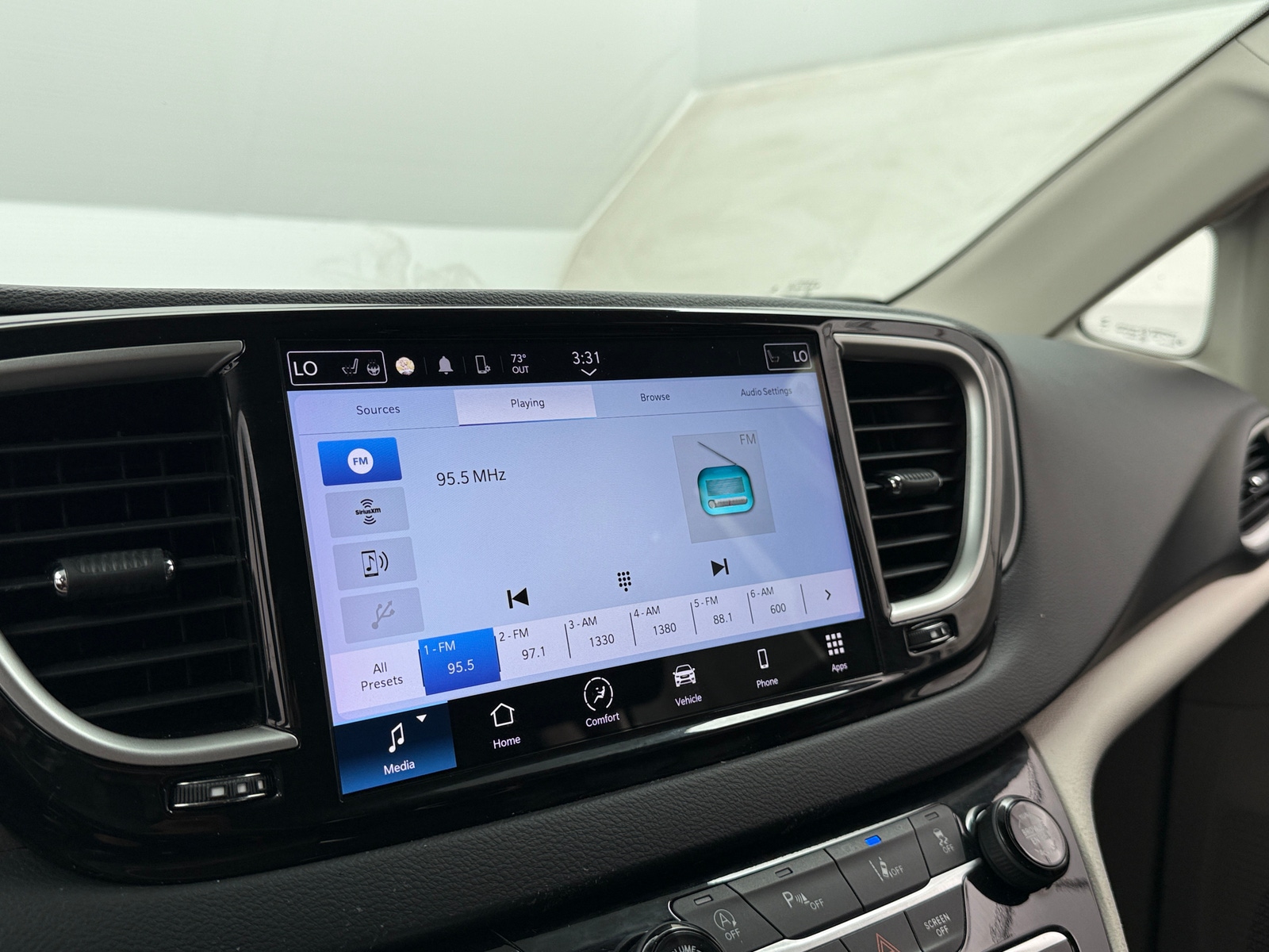 Thumbnail: 2023 Chrysler Pacifica - 3
