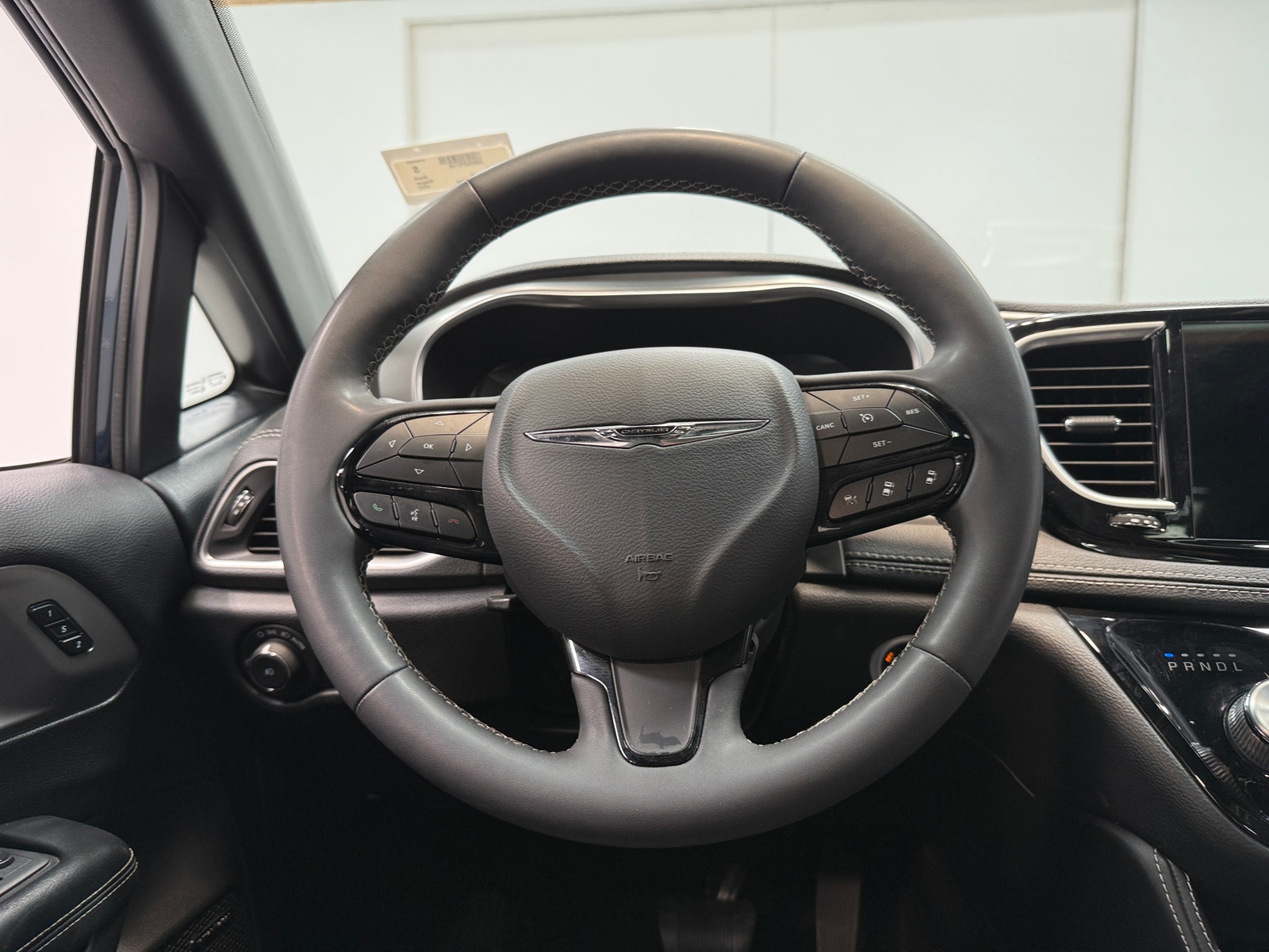 Thumbnail: 2022 Chrysler Pacifica - 4