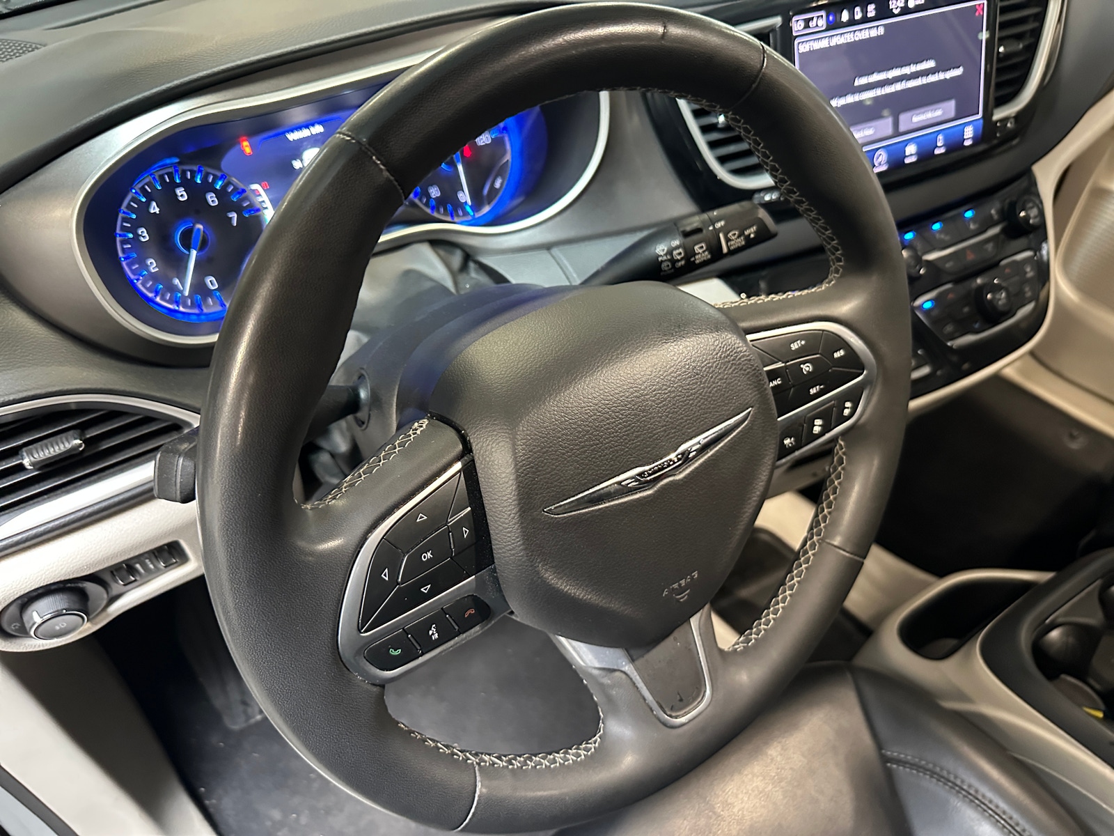 Thumbnail: 2023 Chrysler Pacifica - 4