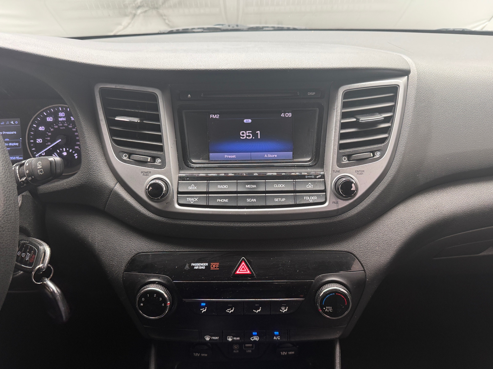 Thumbnail: 2017 Hyundai Tucson - 4