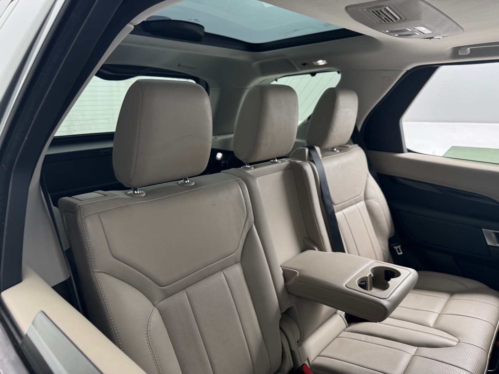 Thumbnail: 2019 Land Rover Discovery - 6