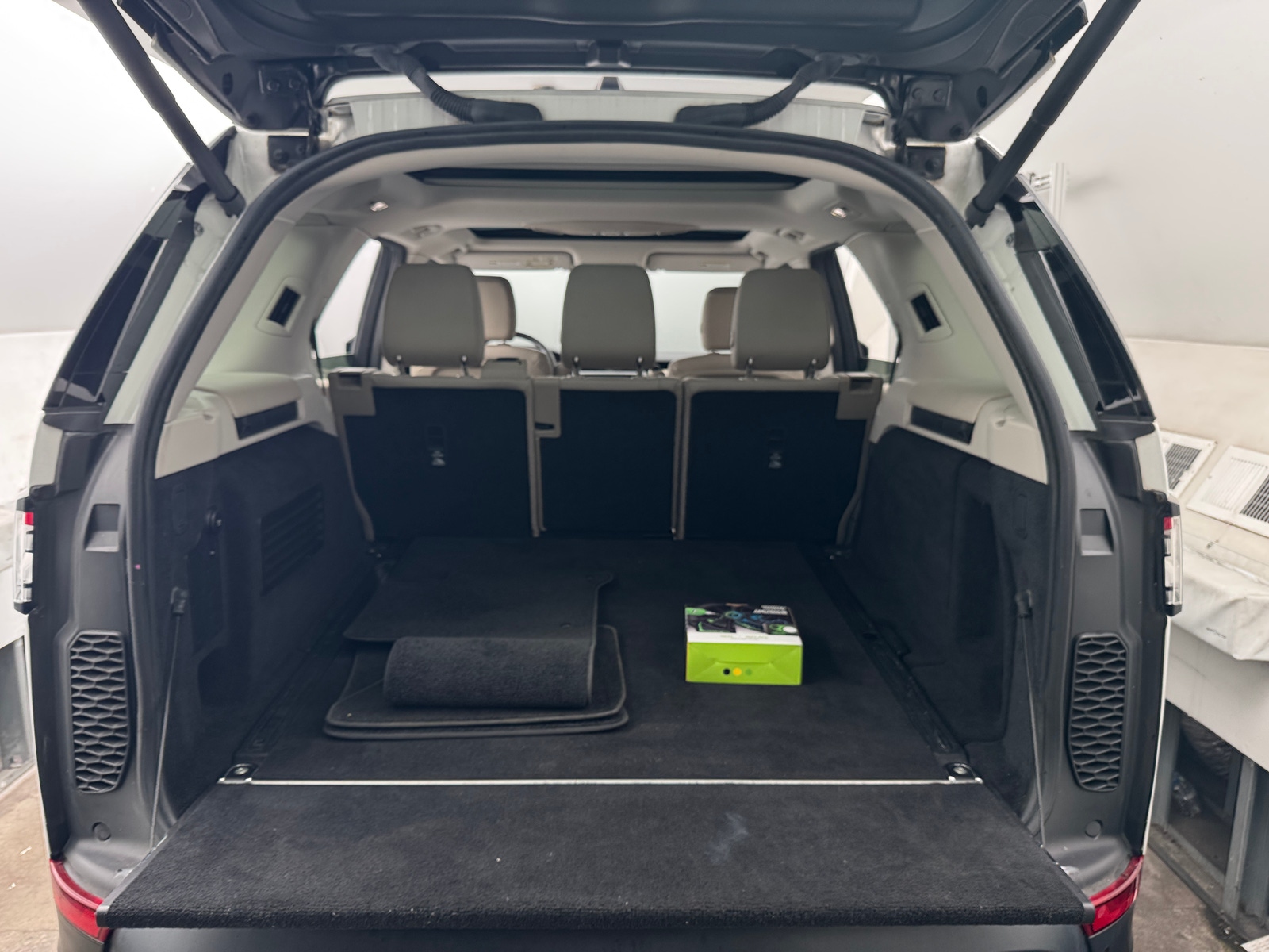 Thumbnail: 2019 Land Rover Discovery - 7