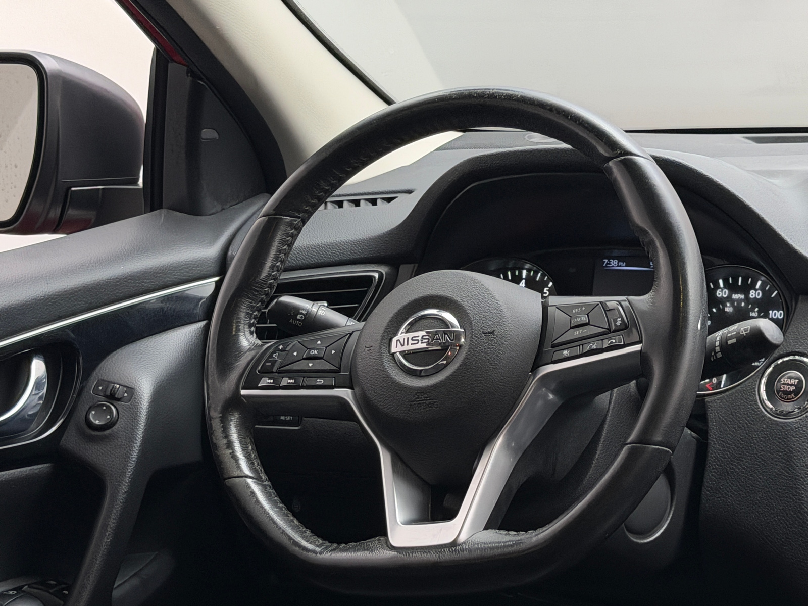 Thumbnail: 2017 Nissan Rogue Sport - 4