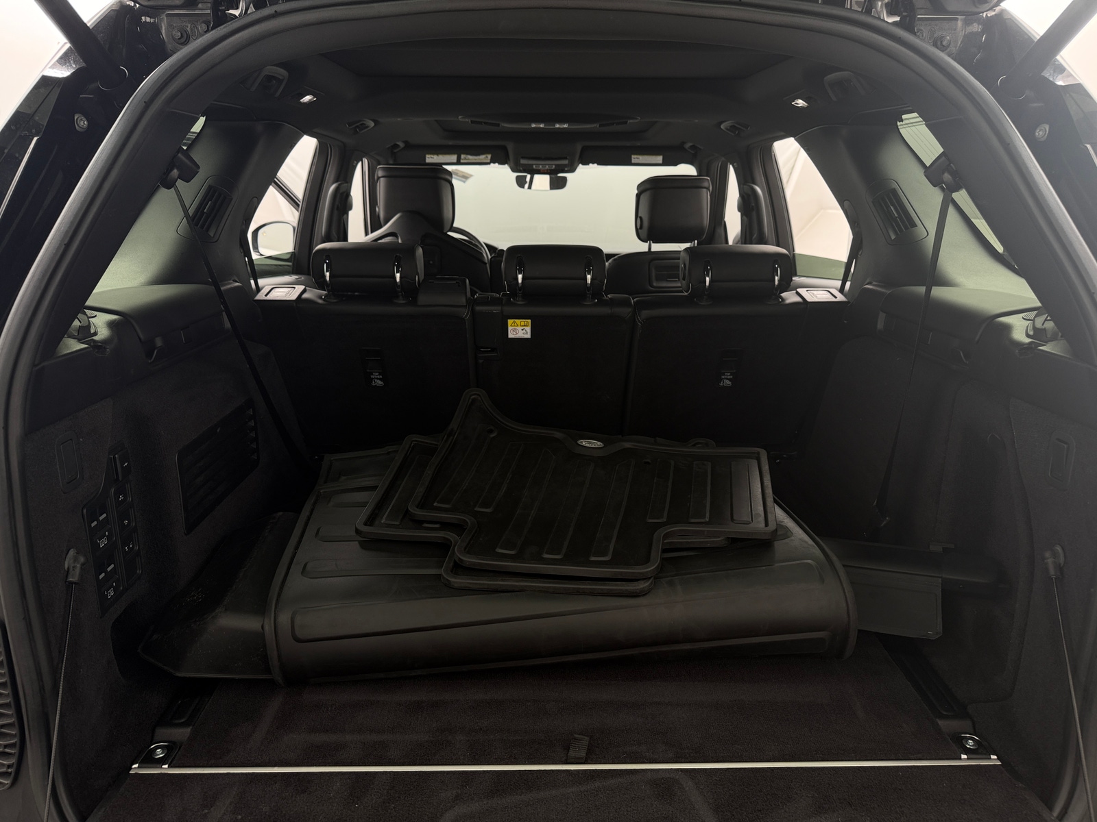 Thumbnail: 2022 Land Rover Discovery - 6