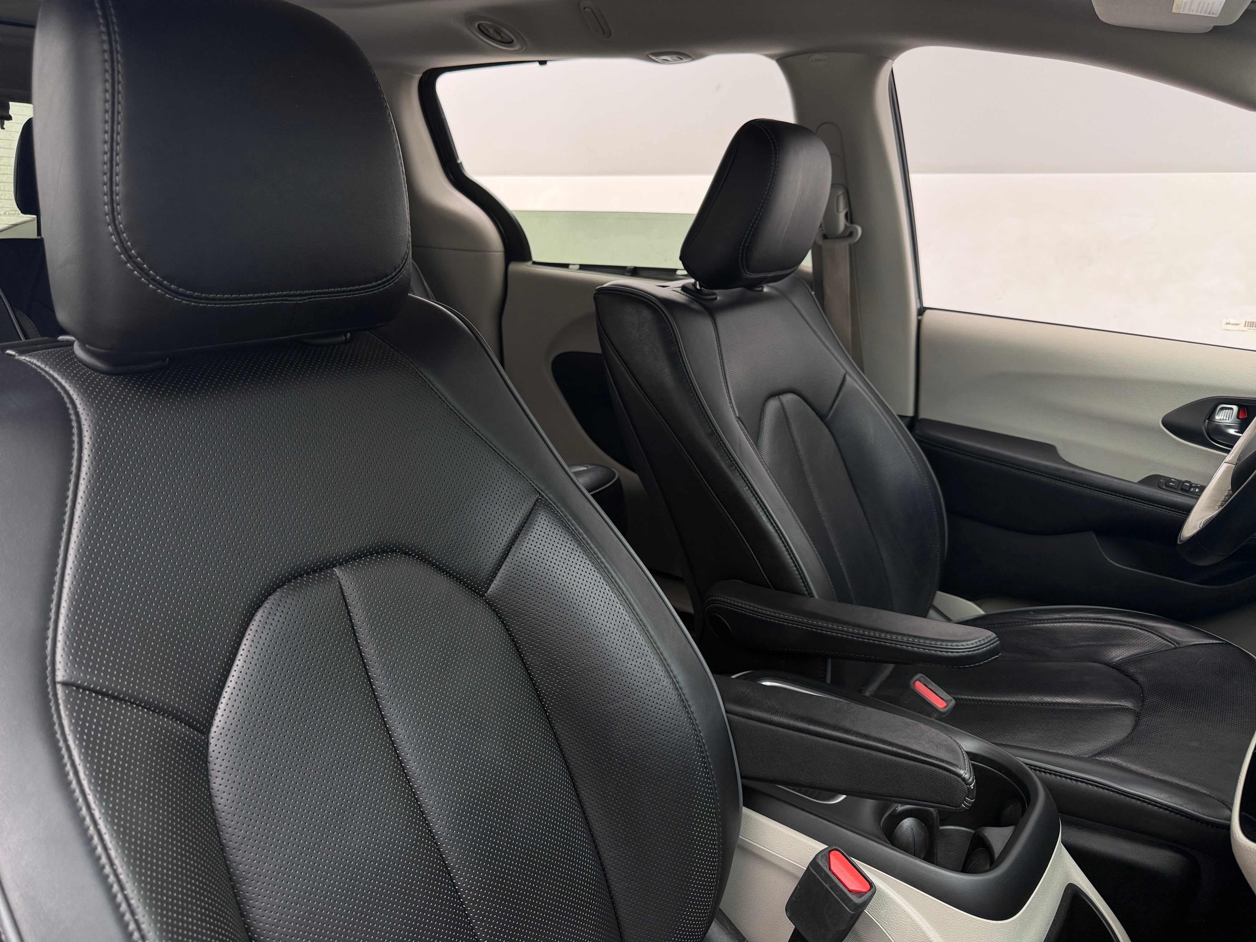 2019 Chrysler Pacifica Limited - Photo 3