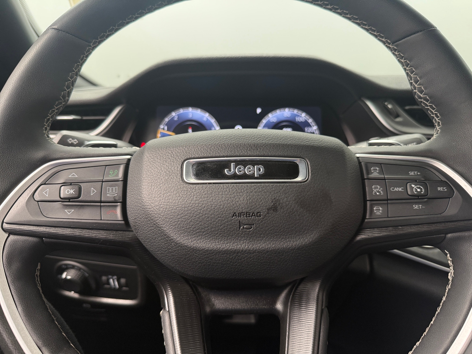 Thumbnail: 2024 Jeep Grand Cherokee L - 4