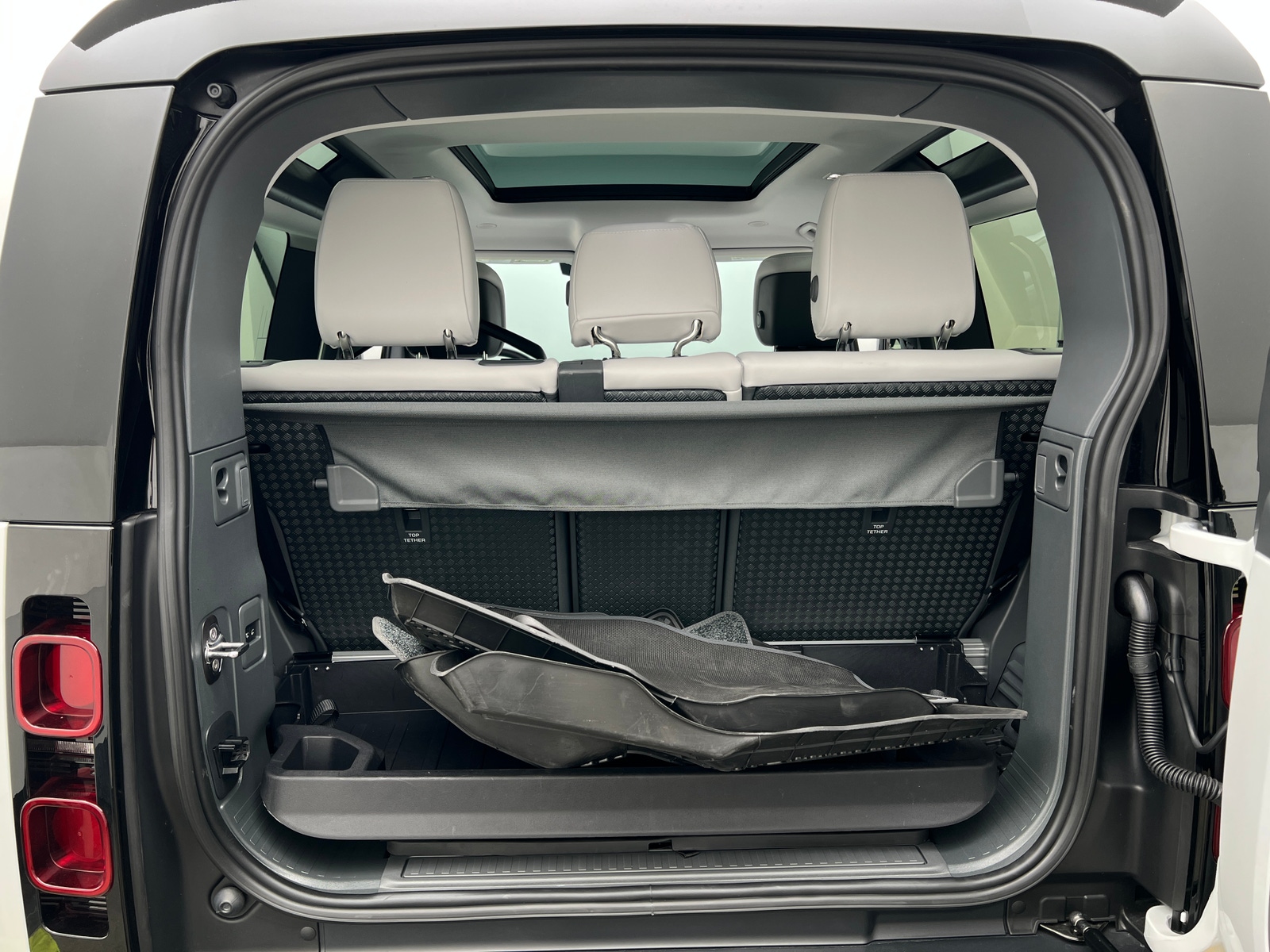 Thumbnail: 2025 Land Rover Defender - 6