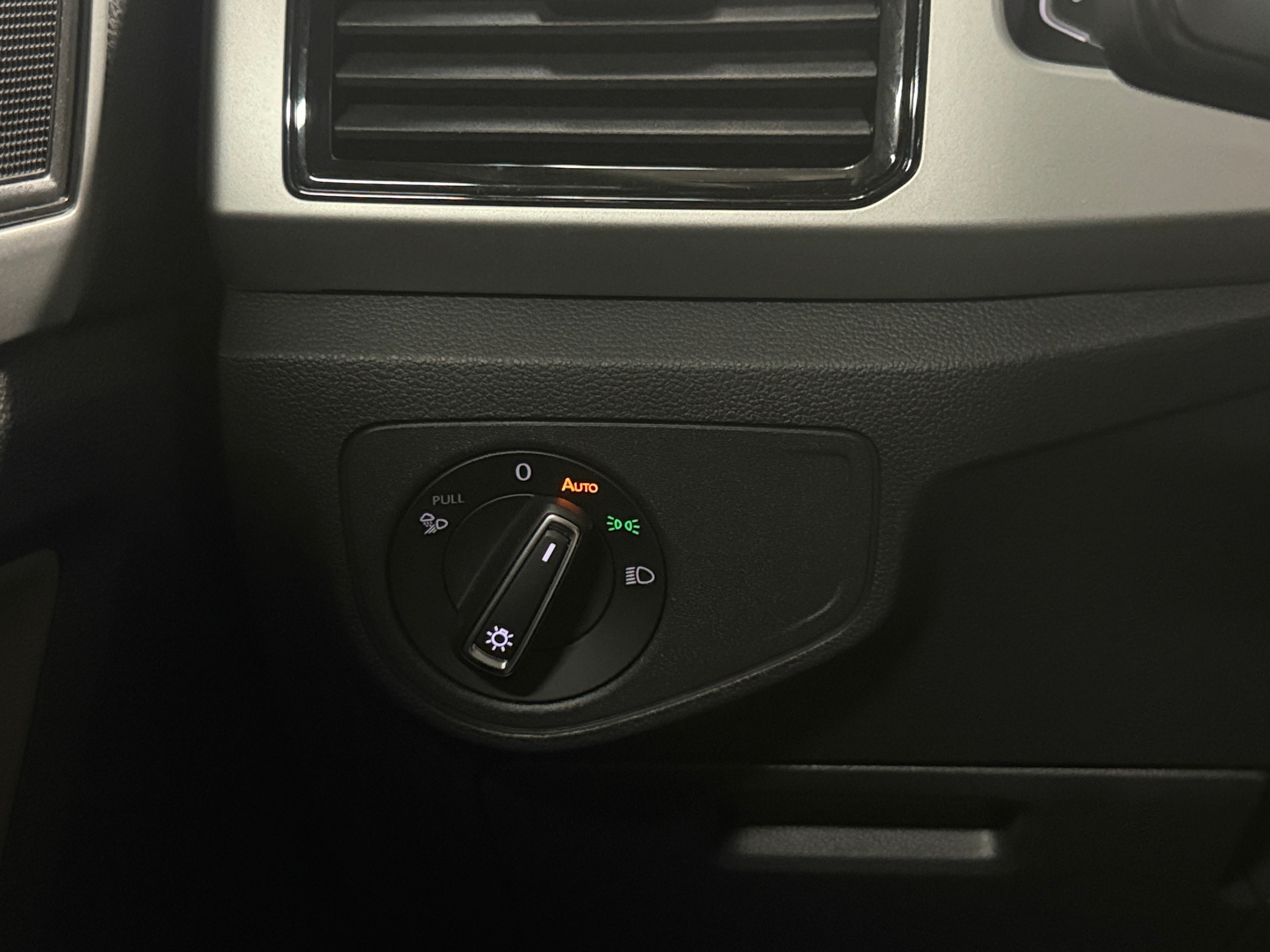 2022 Volkswagen Atlas SE w/Tech - Photo 13
