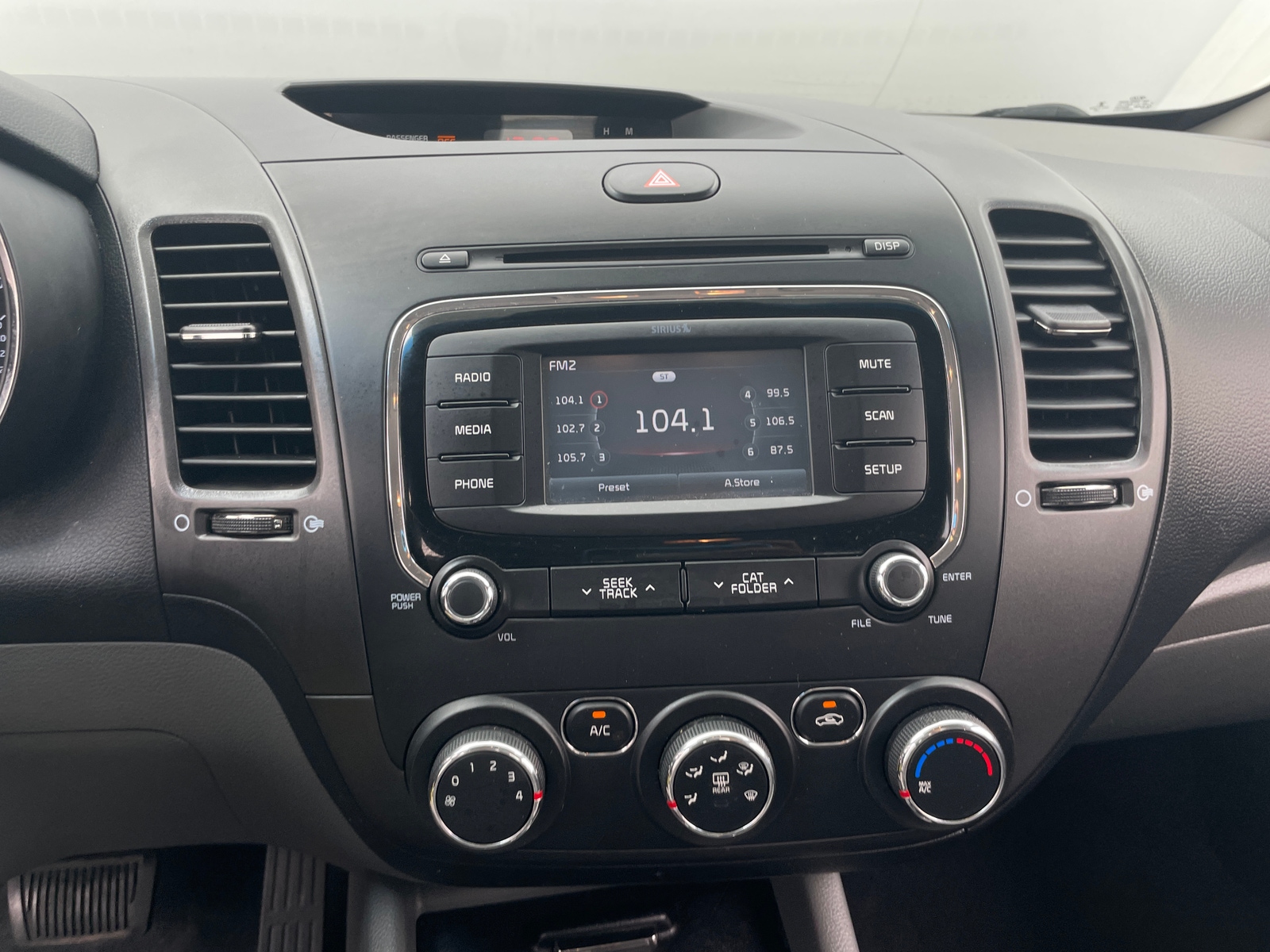 Thumbnail: 2017 Kia Forte - 4