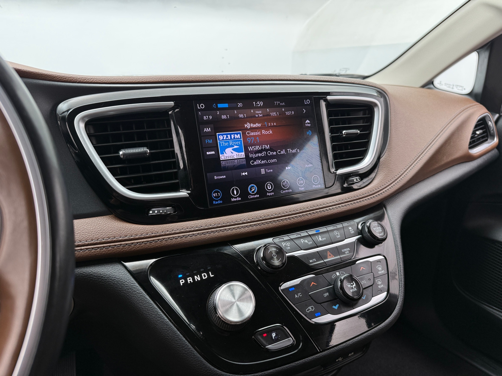 Thumbnail: 2018 Chrysler Pacifica - 3