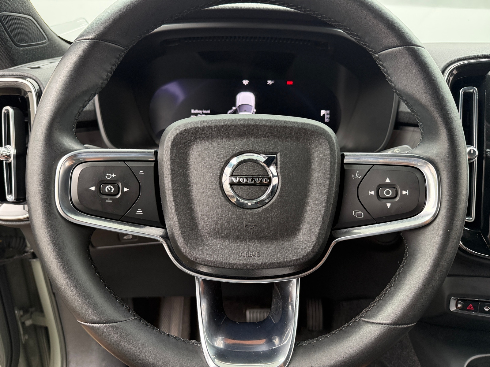 Thumbnail: 2023 Volvo XC40 - 4