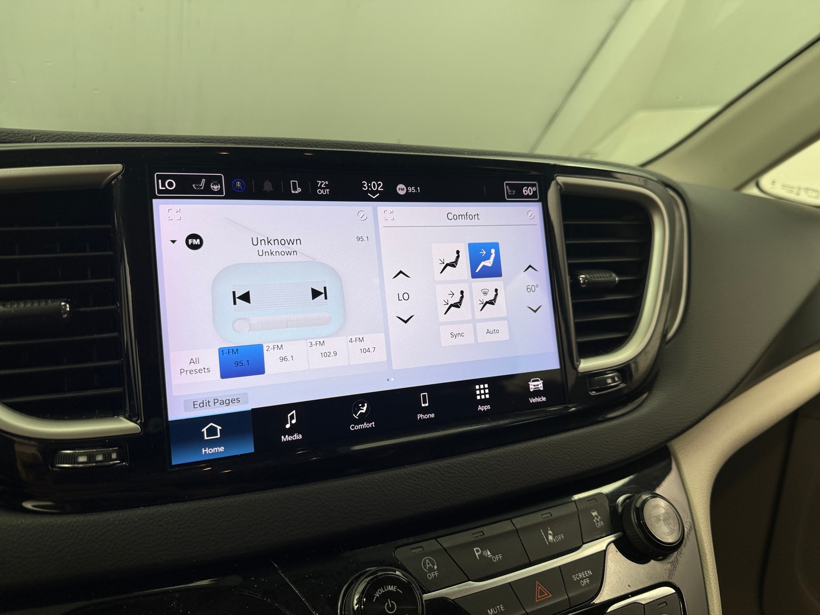 Thumbnail: 2024 Chrysler Pacifica - 3