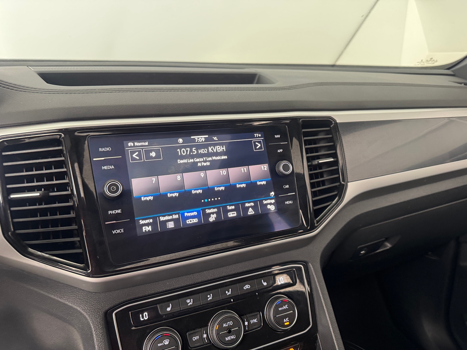 Thumbnail: 2022 Volkswagen Atlas - 3