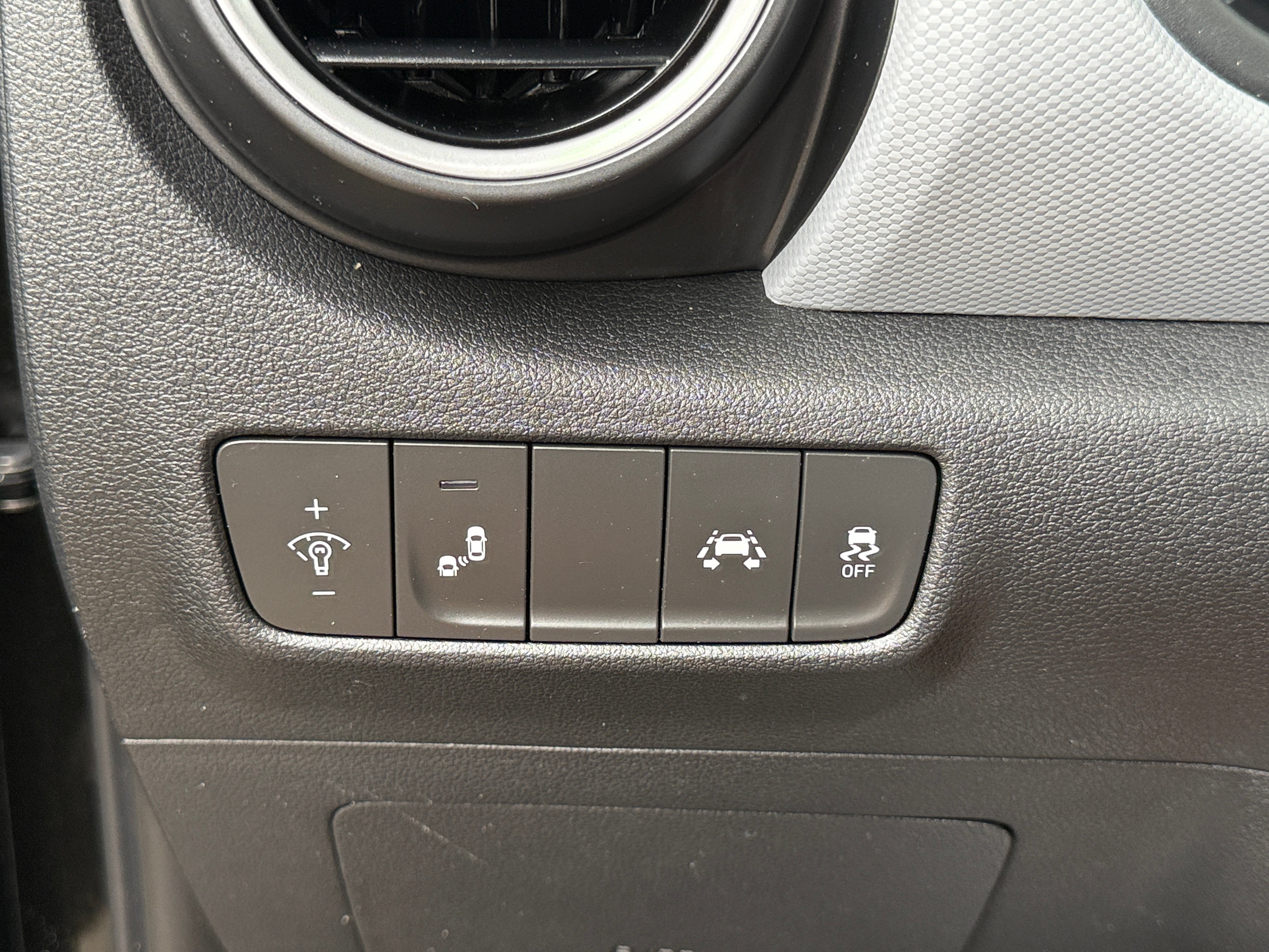 Used 2018 Hyundai Kona SEL with VIN KM8K62AA5JU119050 for sale in Pewaukee, WI