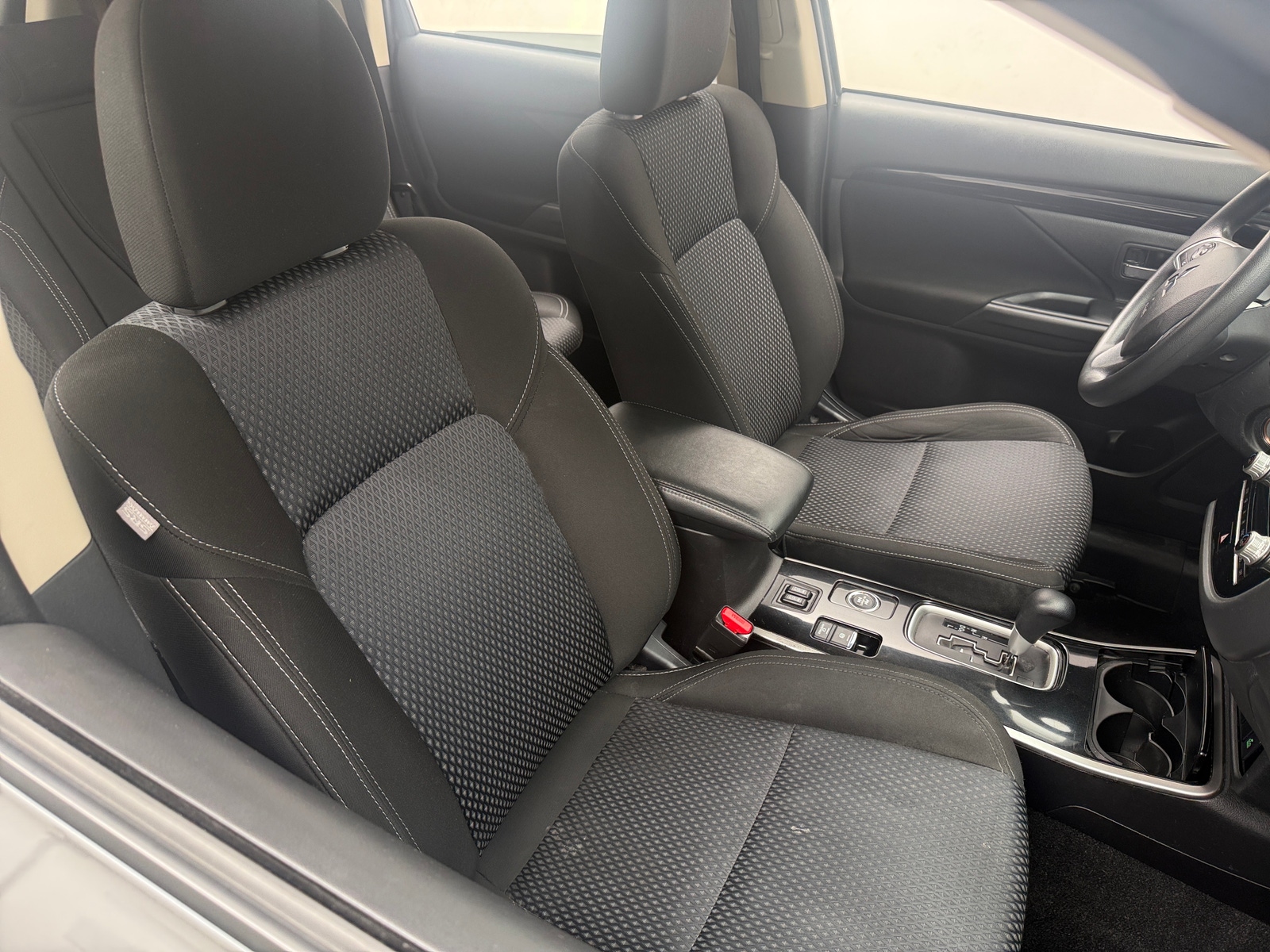 Thumbnail: 2020 Mitsubishi Outlander - 2