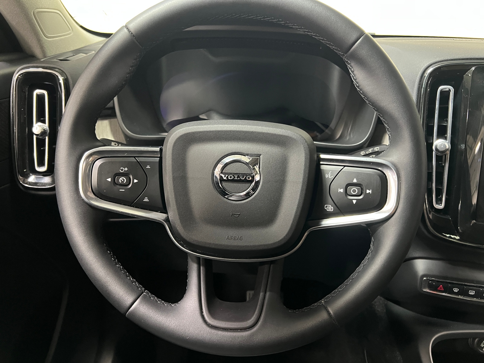 Thumbnail: 2023 Volvo XC40 - 5