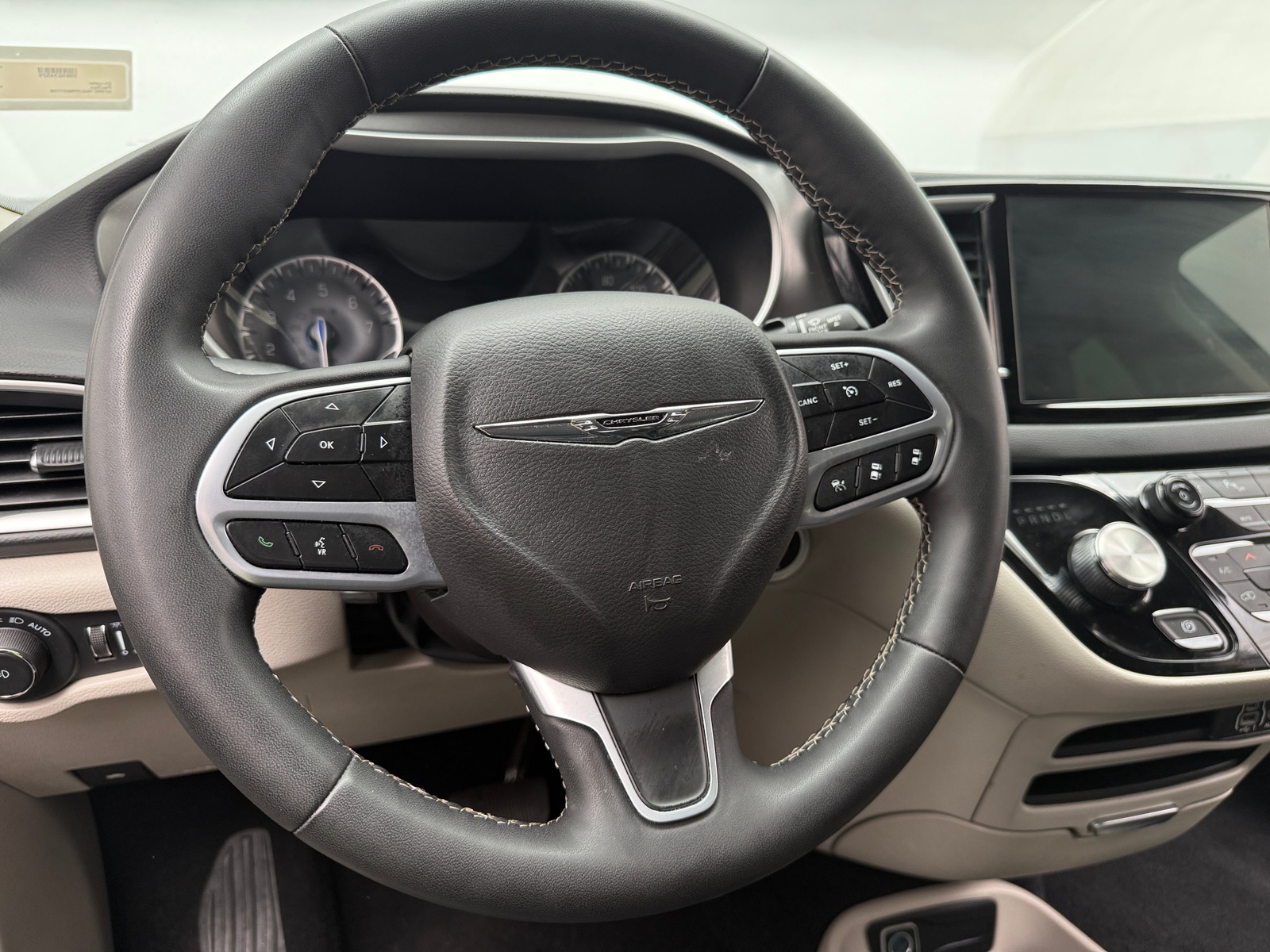 Thumbnail: 2023 Chrysler Pacifica - 4