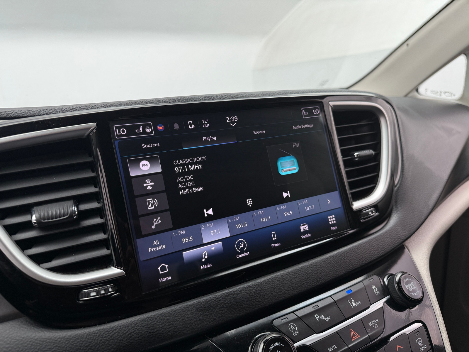 Thumbnail: 2023 Chrysler Pacifica - 3