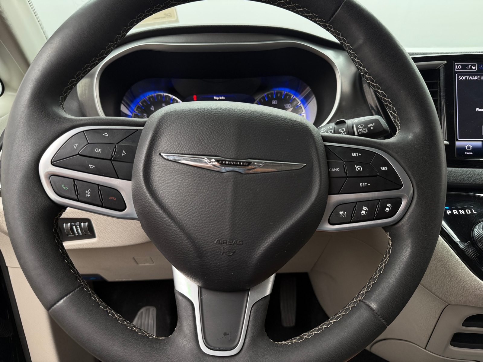 Thumbnail: 2023 Chrysler Pacifica - 4