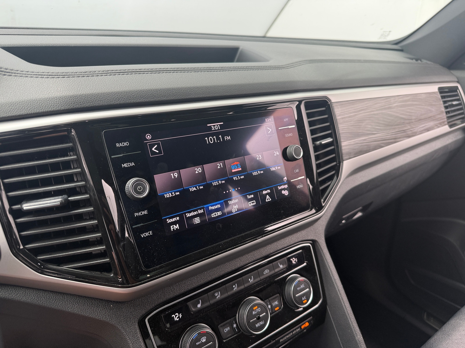 Thumbnail: 2022 Volkswagen Atlas - 3