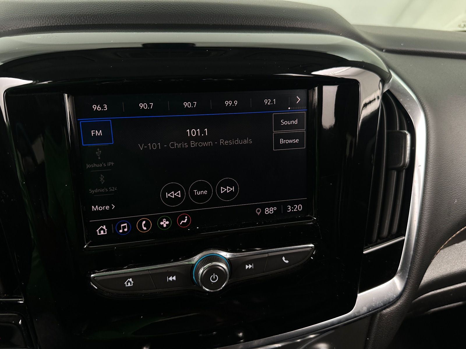 Thumbnail: 2021 Chevrolet Traverse - 4