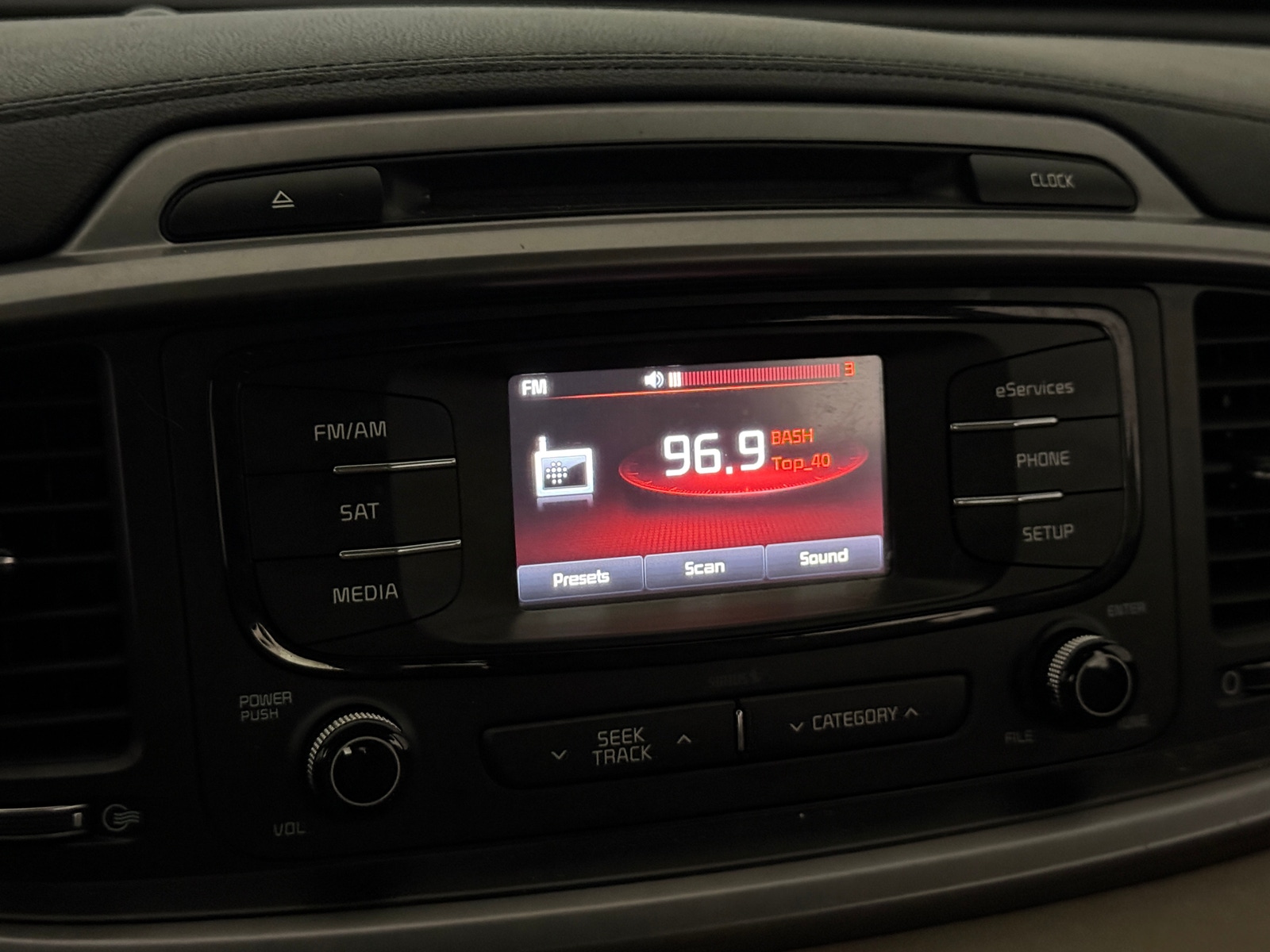 Thumbnail: 2016 Kia Sorento - 4