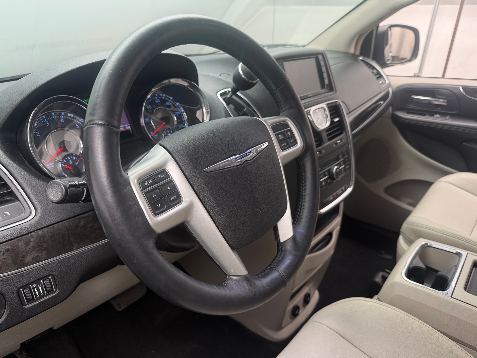 Thumbnail: 2015 Chrysler Town & Country - 4