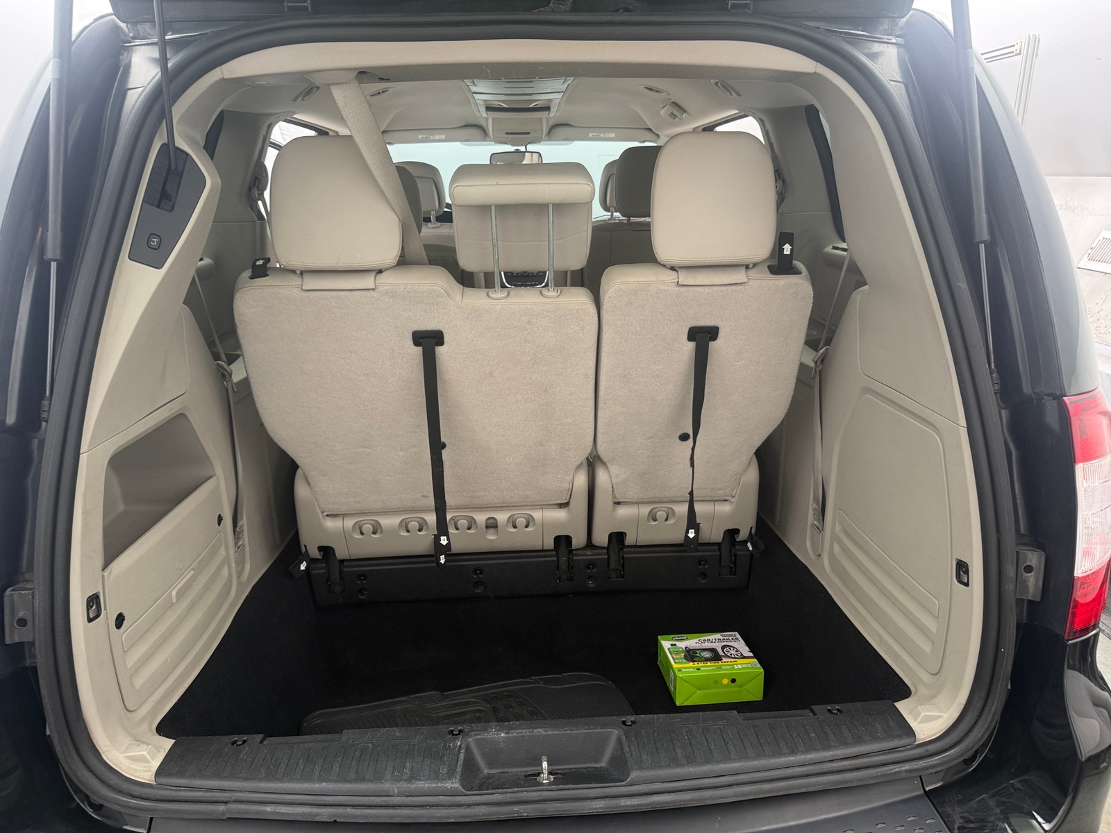 Thumbnail: 2015 Chrysler Town & Country - 6