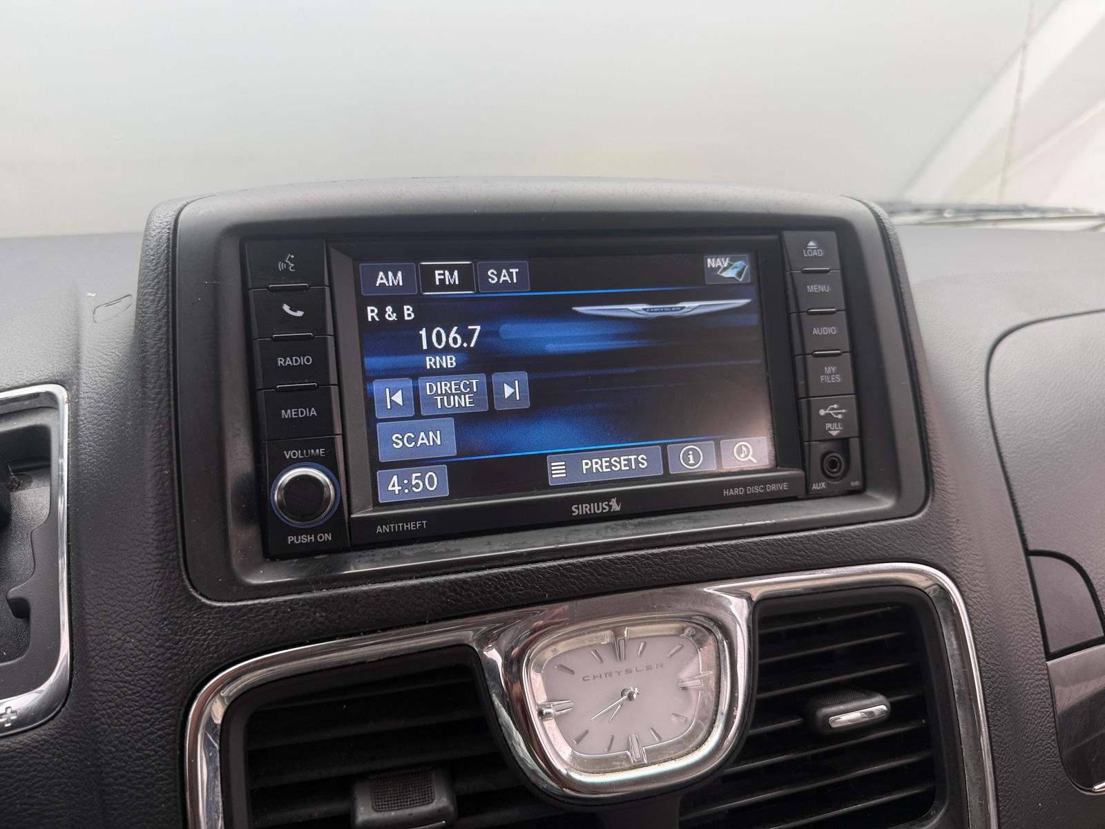 Thumbnail: 2015 Chrysler Town & Country - 3