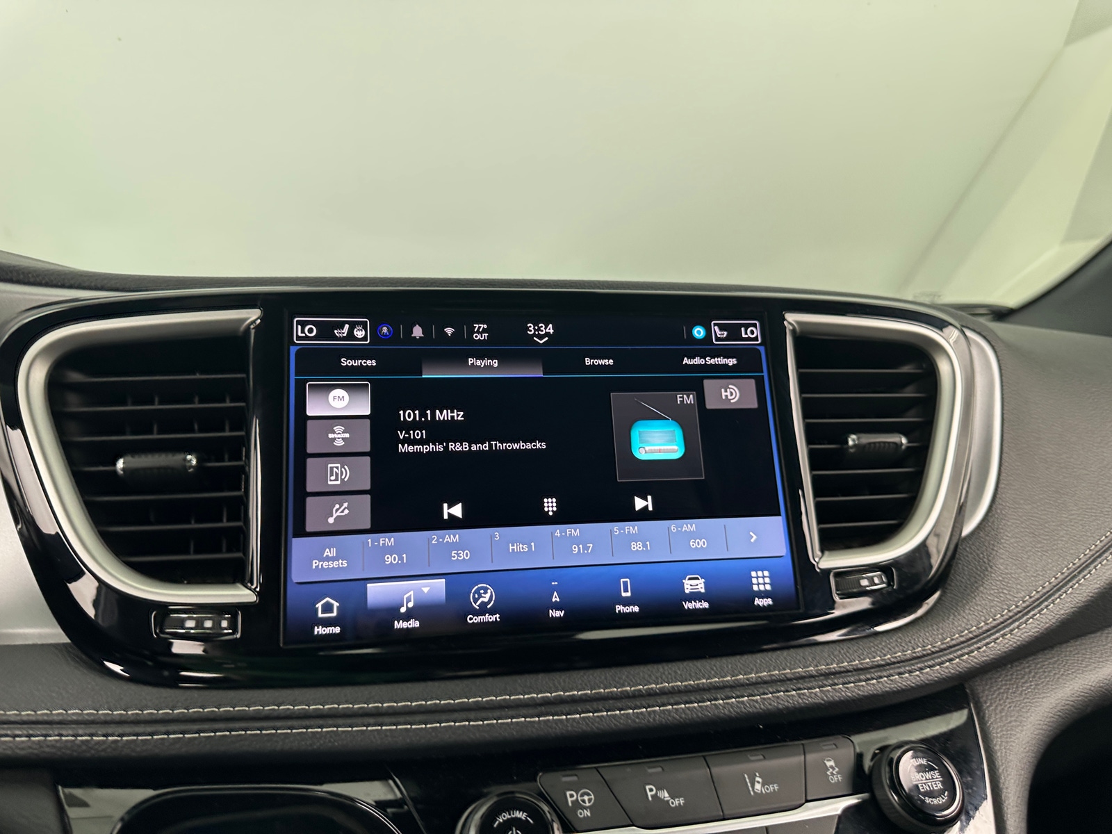 Thumbnail: 2024 Chrysler Pacifica - 3