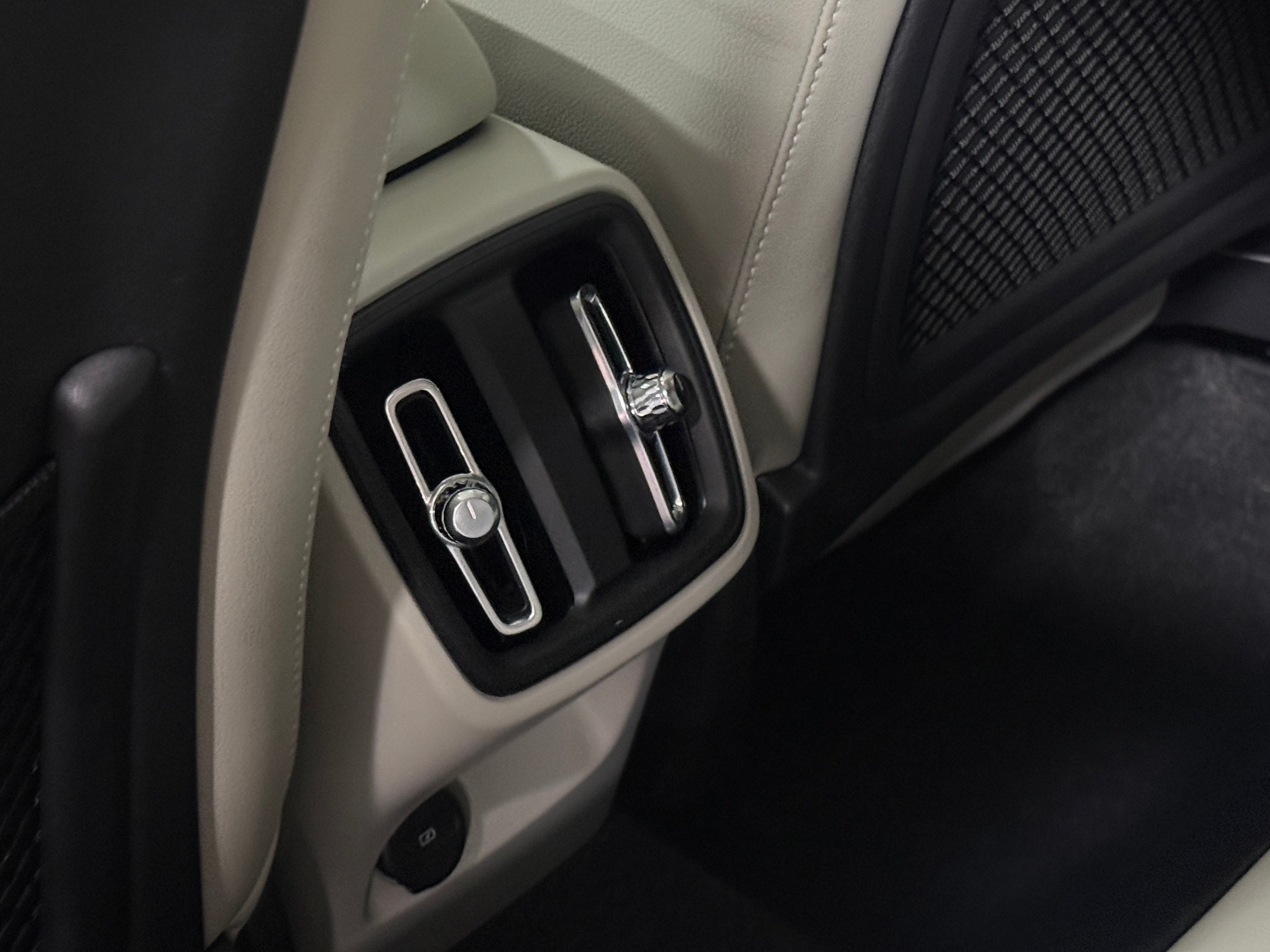 2021 Volvo XC40 Momentum - Photo 5