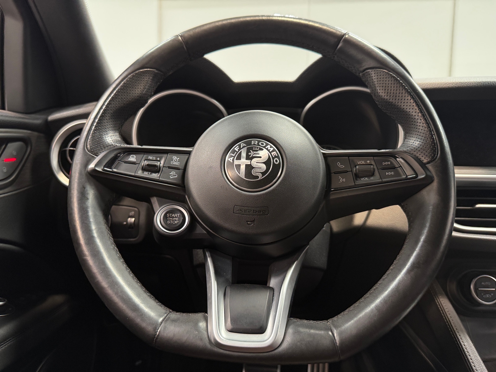 Thumbnail: 2022 Alfa Romeo Stelvio - 4