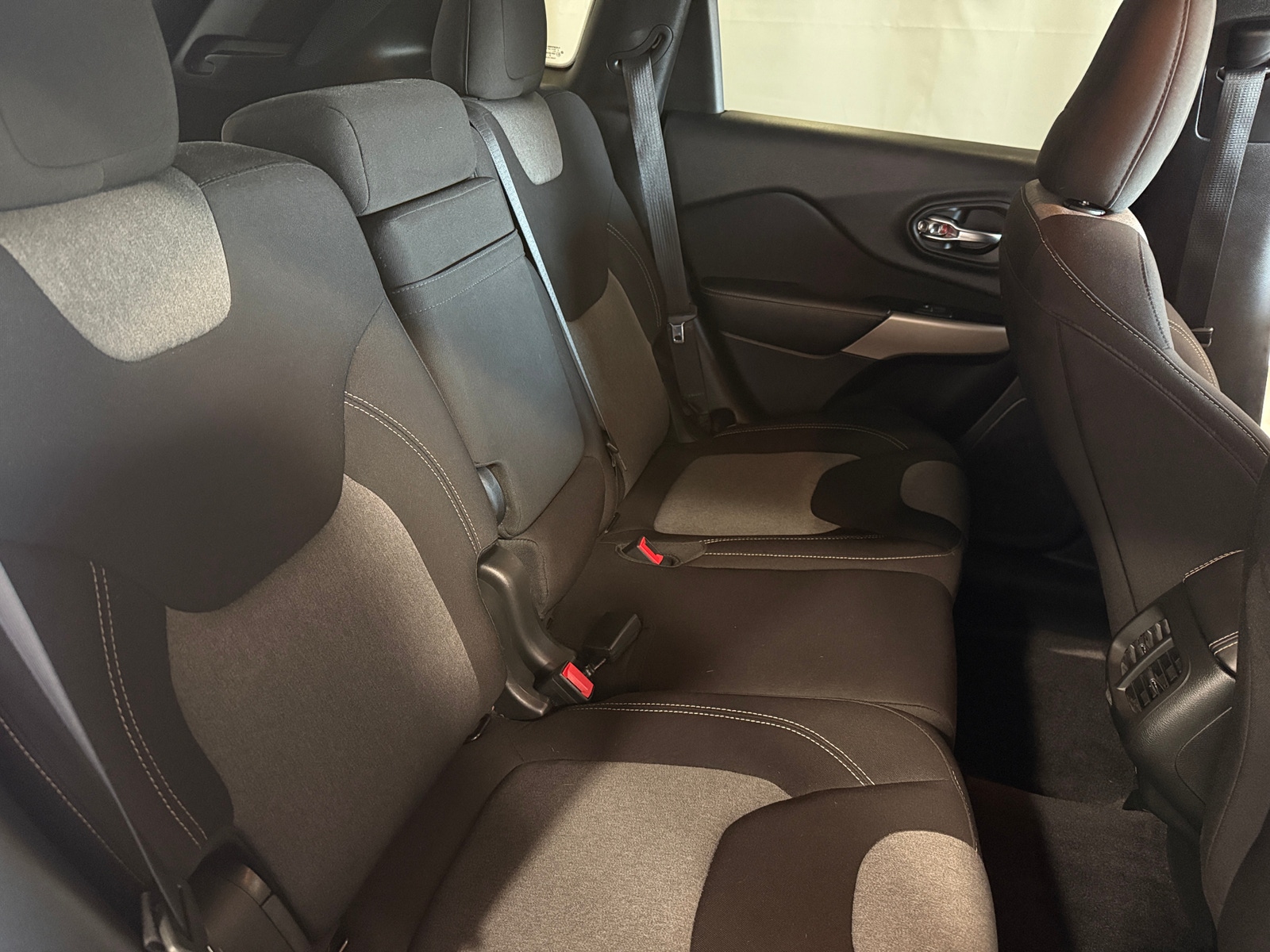 Thumbnail: 2018 Jeep Cherokee - 6