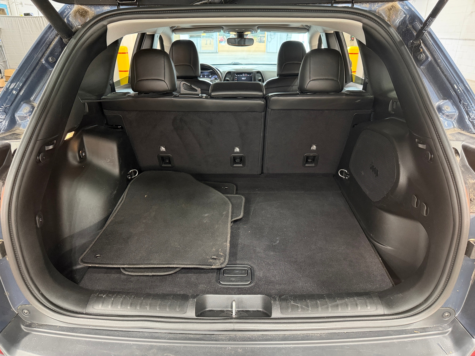Thumbnail: 2019 Jeep Cherokee - 6