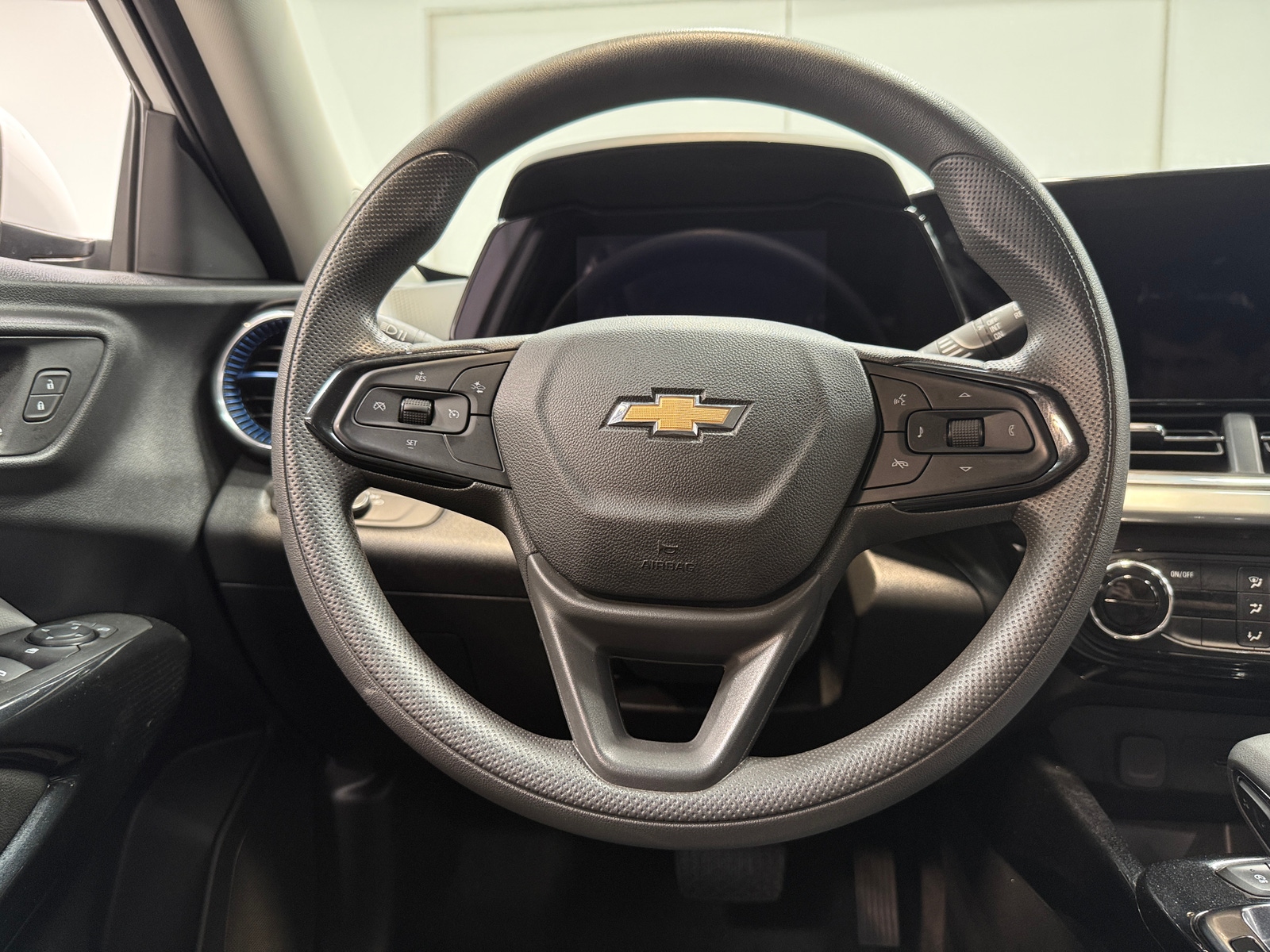 Thumbnail: 2025 Chevrolet Trax - 5