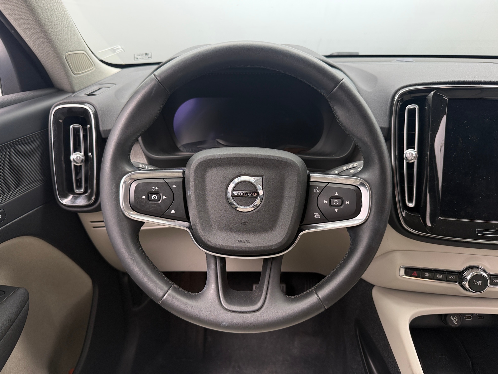 Thumbnail: 2024 Volvo XC40 - 4