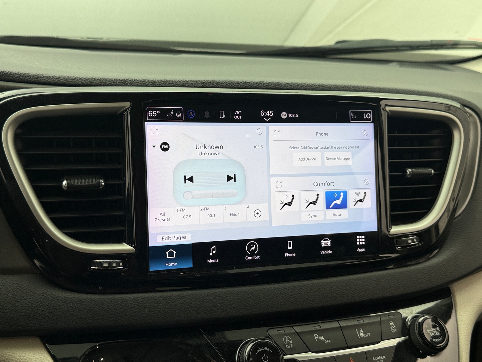 Thumbnail: 2023 Chrysler Pacifica - 3