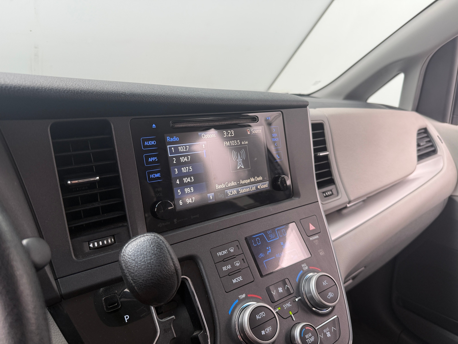 Thumbnail: 2017 Toyota Sienna - 4