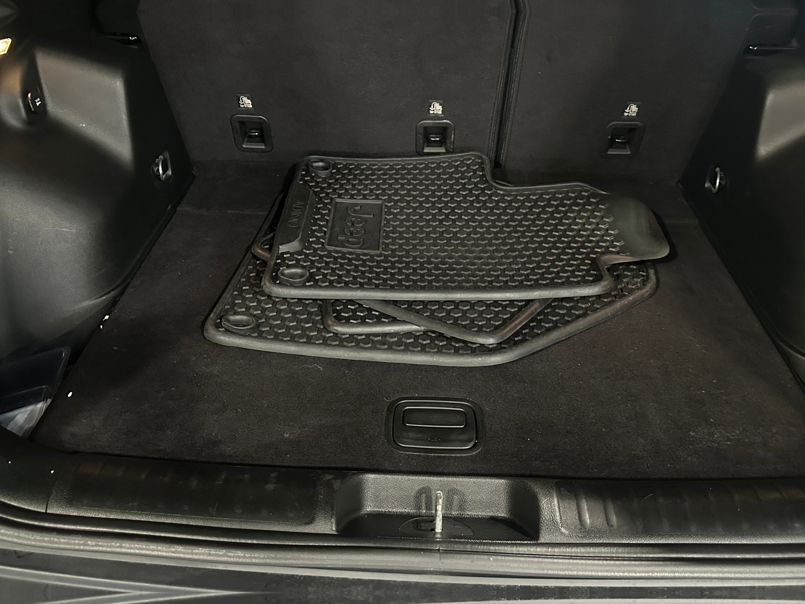 Thumbnail: 2019 Jeep Cherokee - 7